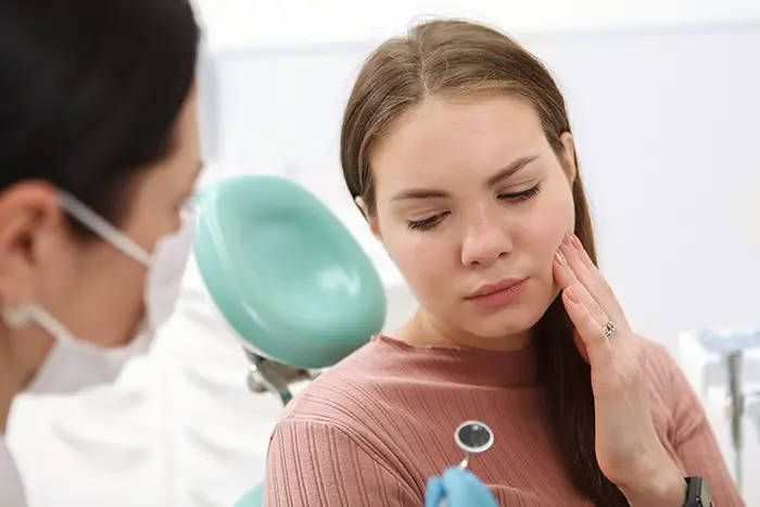 Slečna podstupuje preventivní návštěvu u zubaře.