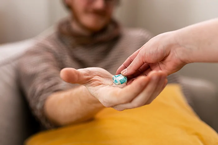 Pastilka Tantum Verde je předávána pacientovi