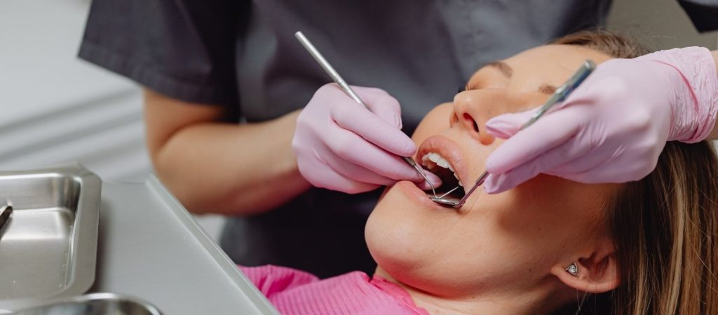 Čištění zubů u dentální zubařky